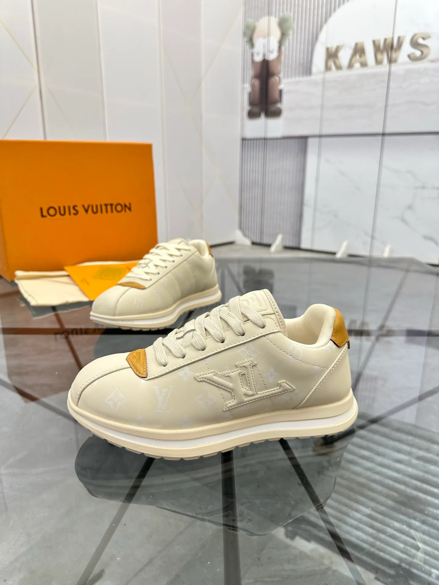 Men's shoes: 💰P700¥ Top quality Product trademark: LV* "Louis Vuitton*" low-top casual shoes Regular size: 35-45 (can be customized to 46) Couple style Product materials: Imported cowhide upper, breathable lining, original outsole. Number: two